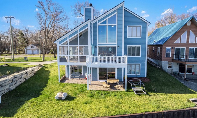 Pigeon House | Spacious Lakefront Family Getaway: Spectacular Views - Mins to Downtown - Games!