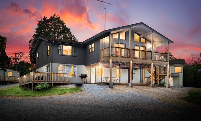 Buchanan Cottage | Spacious Lakefront Getaway for 9, Pet-Friendly 3BR/2BA Cottage + Free Boat Slip!
