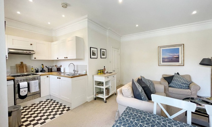 Southfield Apartment | Spacious, light 2 bed flat - great location in heart of Chiswick