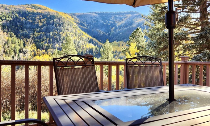 Dolores House | Spacious Lodge with Spectacular Views and Nearby Attractions