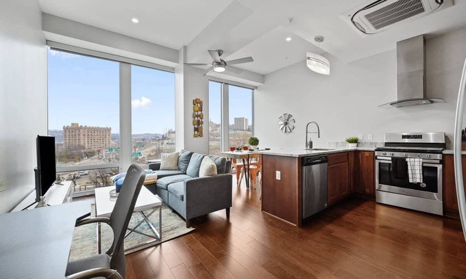 Downtown Pittsburgh House | Spacious Loft Downtown | Free Parking | Gym | View