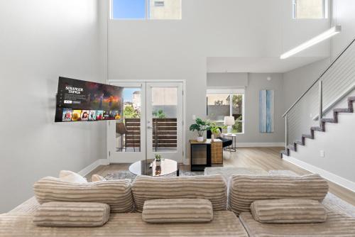 Los Angeles Apartment | Spacious Loft- Hollywood Free Pool, Parking, Gym