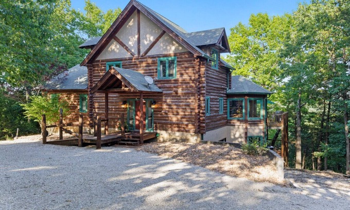 Camdenton House | Spacious Log cabin with amazing lake views! Only minutes from LOZ attractions.