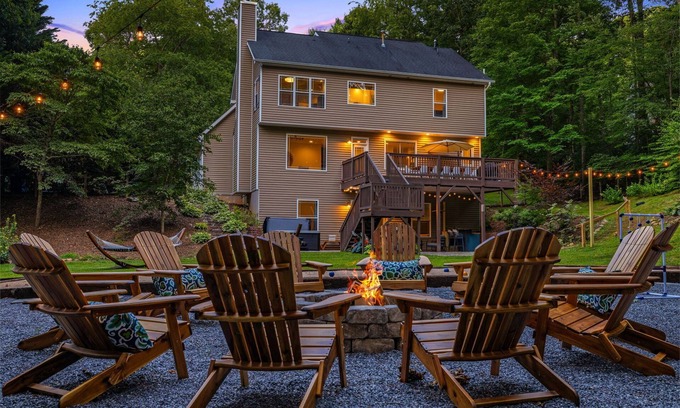 Asheville House | Spacious & Luxe~Hot Tub~Bocce~Fenced Backyard~Mins to Downtown!