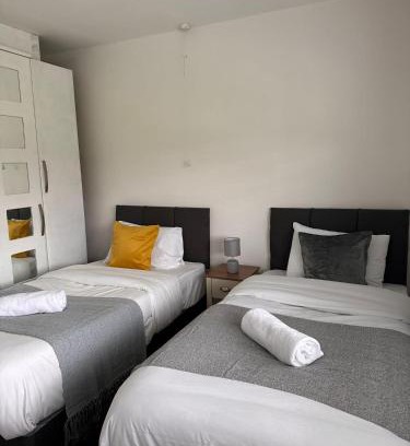Walsall House | Spacious Luxurious Serviced Accommodation 1