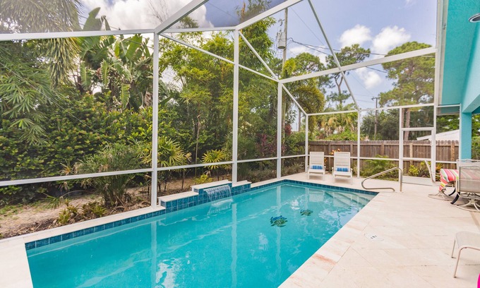 Naples Park Villa | Spacious & Luxurious. Walk to beach.New Heated Pool
