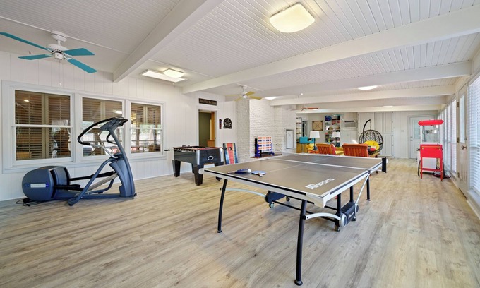 Del Mar House | Spacious MCM vacation home w/ private pool in the heart of Corpus Christi!!!!!!!