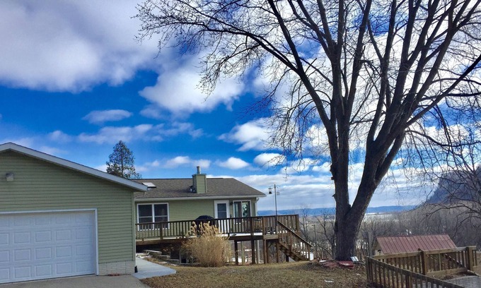 Lansing House | Spacious Mississippi River get away with all the comforts of home, 4 bed, 3 bath