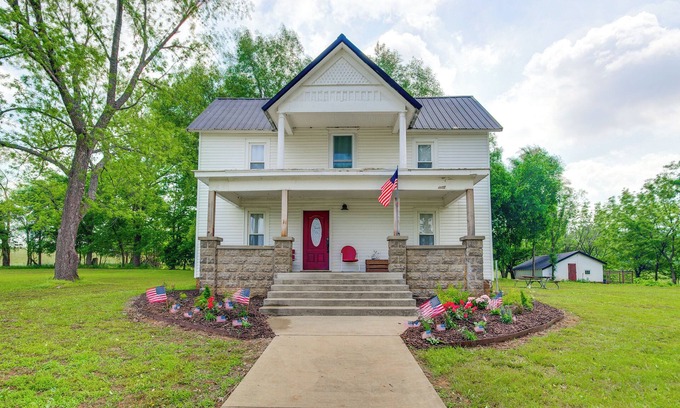 Greenfield House | Spacious Missouri Vacation Rental w/Fire Pit!