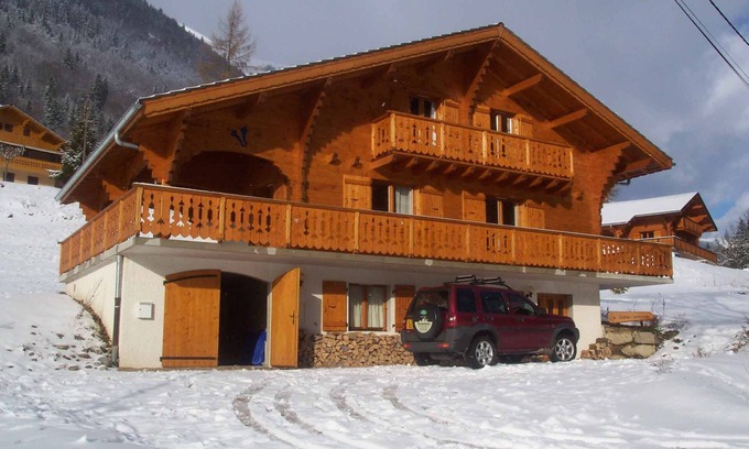 Montriond Ski Chalet | Spacious Modern 5 bed chalet with hot tub, near Morzine, ideal for families
