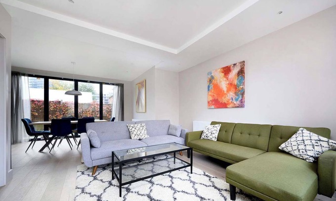 Brooklands House | Spacious Modern Retreat in Greater London