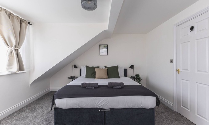 Stratford House | Spacious & Modern House w/FREE off street parking
