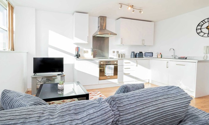 Old Trafford Apartment | Spacious & Modern Studio in Central Nottingham