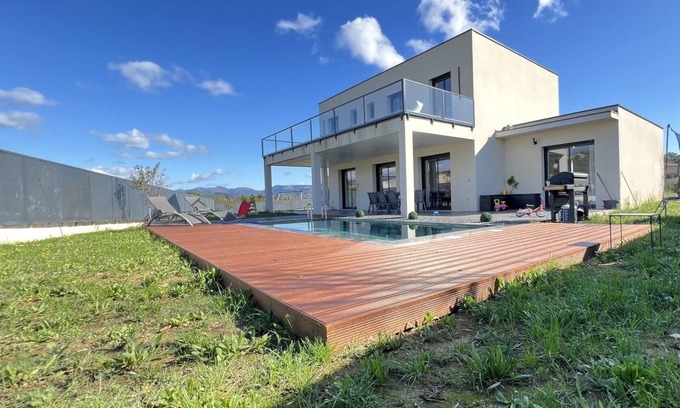 Saint-Sernin House | Spacious modern villa with swimming pool