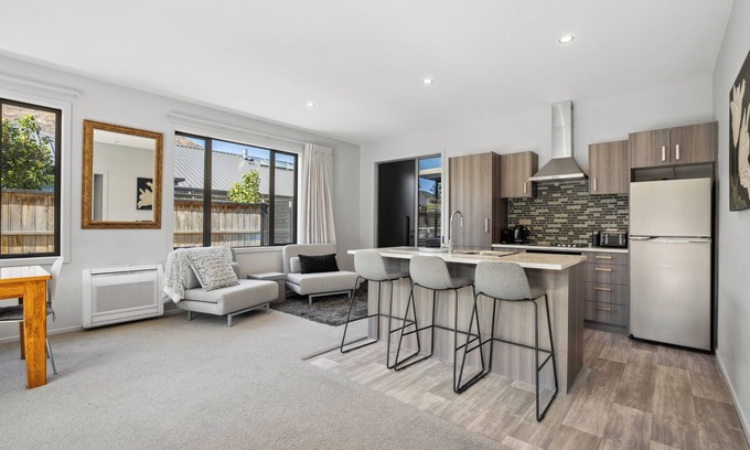Lower Shotover House | Spacious modern well appointed 3 bed 2 bath house