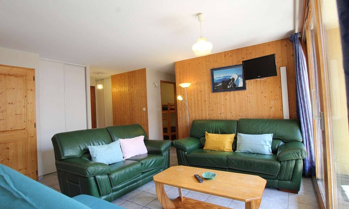 Montgenevre Apartment | Spacious Mountain Apartment in Montgenèvre – Sleeps 6, Pet-Friendly, Private Garage & Balcony