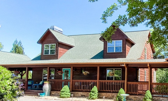 Blairsville House | Spacious Mountain Cabin Near Lake/Hiking w/ Hot Tub/Game Room/Firepits/Sleeps8
