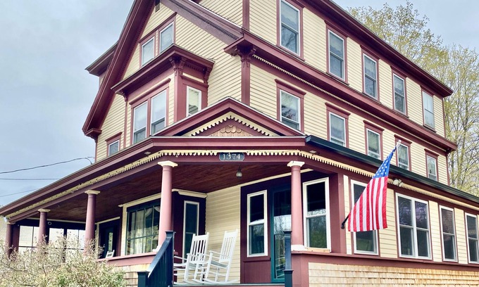 Bartlett House | Spacious Mountain Retreat, central location, great for Groups, Sleeps 14