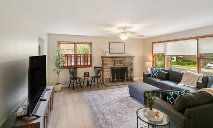 Waukegan Apartment | Spacious New 5 Bed Family Retreat Near Naval Base!