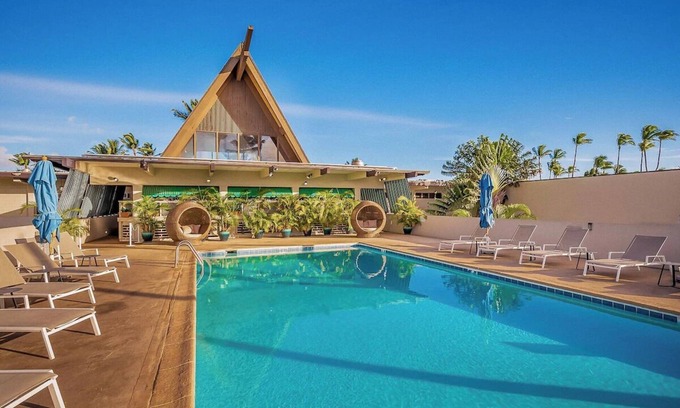 Kahului Hotel | Spacious Oceanfront Suite | Perfect for Romantic Retreat w/Pool Access