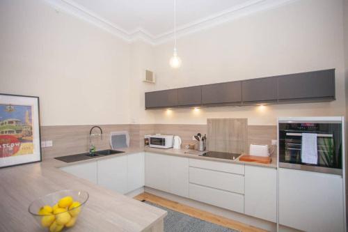 Kelvinbridge Apartment | Spacious Period Property in Glasgow