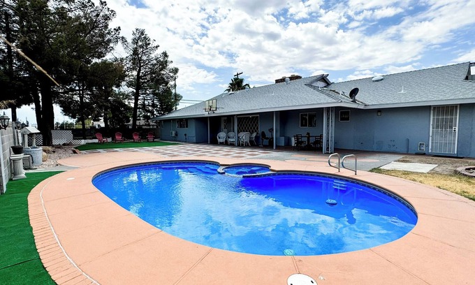Las Vegas House | Spacious Pool 5-bedroom house 10 min to the Strip!