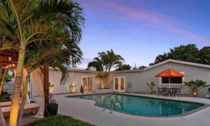 Seminole House | 🏖 Spacious Pool Home | 3 Min from Beach 🌴