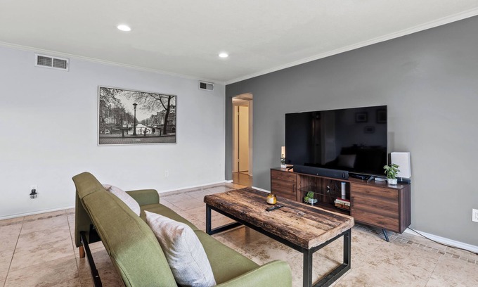 North Dallas Condo | Spacious Preston Hollow Condo