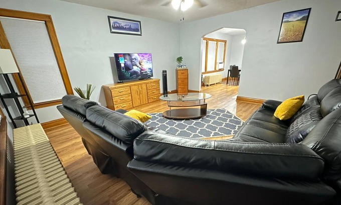 Belmont Cragin Apartment | Spacious Private Floor Fast Wi-Fi Selfcheck-in/Parking