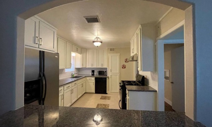 Southeast Houston House | Spacious private home within 2 miles from Hobby Airport