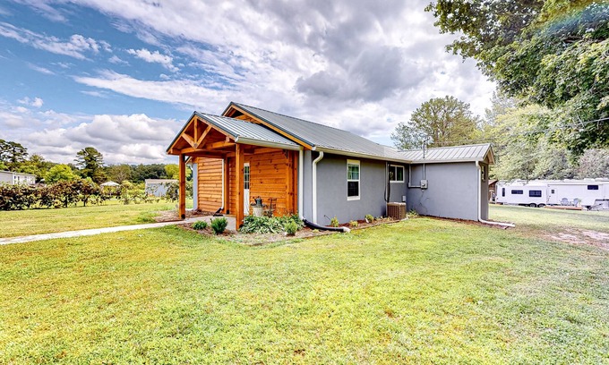 Hendersonville House | Spacious property with updated homes, streaming, firepit, grill, W/D, central AC