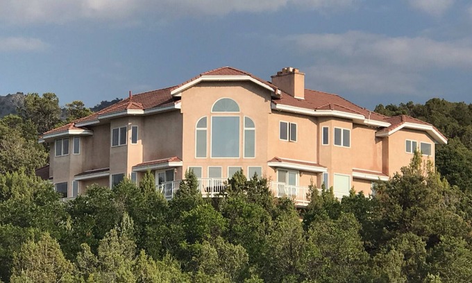 Sevier County House | Spacious Ranch Getaway 8 BR + Office Events up to 60 Guests