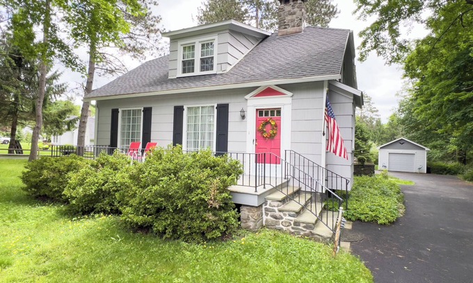 Skytop House | Spacious, relaxing 5BR/3BA Pocono home in Skytop, PA with fenced-in backyard