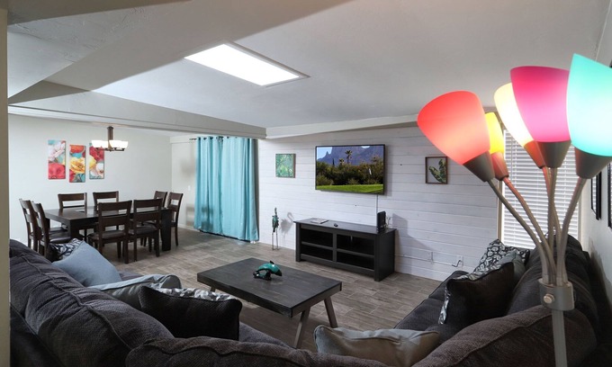 Tucson House | Spacious Remodel-Great Freeway access-Sleeps 12