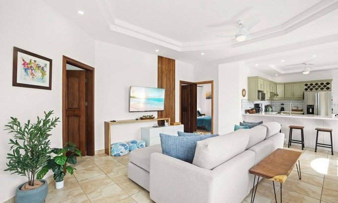 Playa Langosta Condo | Spacious Renovated 2 bedroom - 5 min Walk to Beach