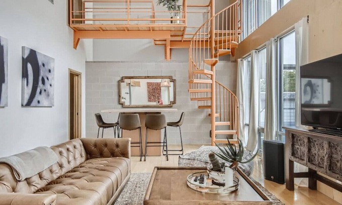 Brentwood House | Spacious Retreat for Groups W/Workspace Min to DT & SXSW Top Spots!
