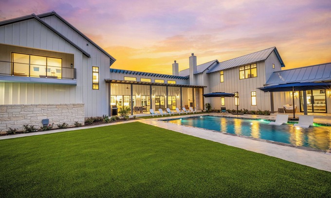 New Braunfels House | Spacious Retreat at Oxbow +Private pool +Views +EV Charger +River Access