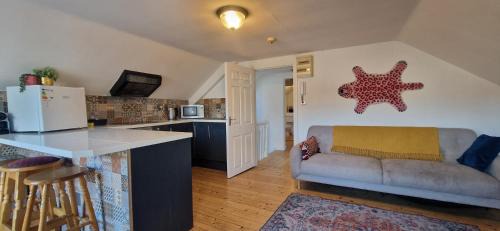 Cork City Centre Apartment | Spacious Riverside 2Bd Mid City - Above Bar&Venue