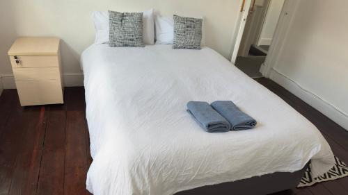 Redcliffe House | Spacious room 3