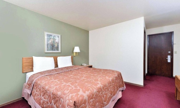 Staples Hotel | Spacious Room w/Essentials Close to Great Dining & Local Bars – Explore Staples