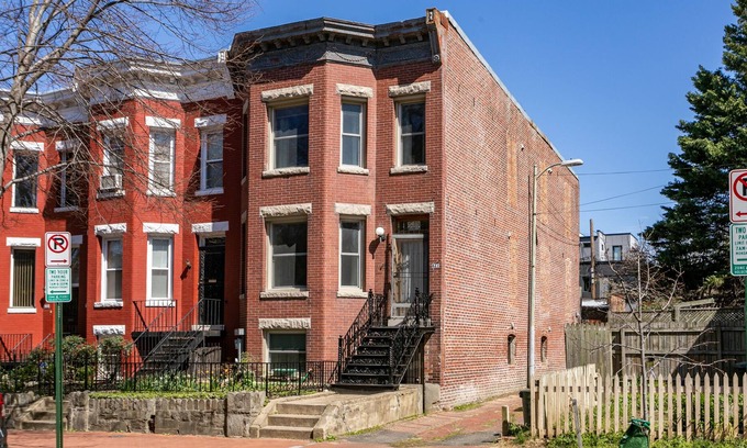 Stanton Park House | Spacious rowhome steps from the Capitol!