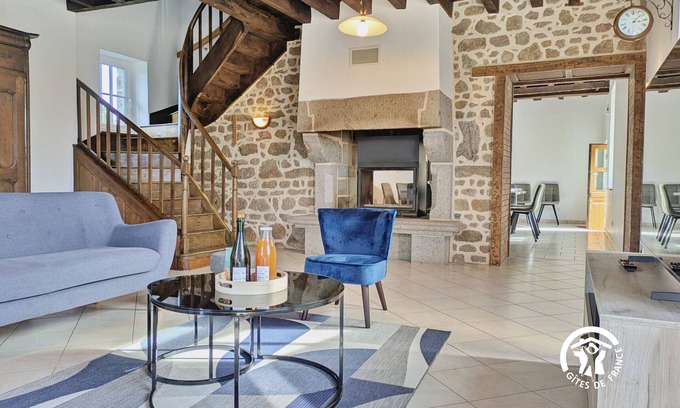 Chantrigne Cottage | Spacious rural retreat in Chantrigné for 14 guests with games room