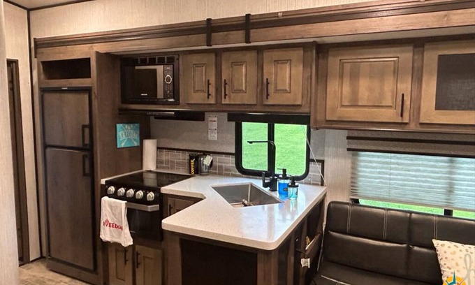 Lexington House | Spacious RV w/3BD Setup Toy Hauler