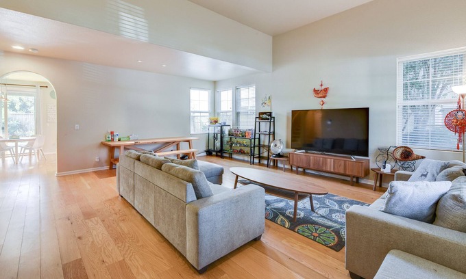 Union City House | Spacious & Scenic 4BR Home w/ Deskspace in Hayward