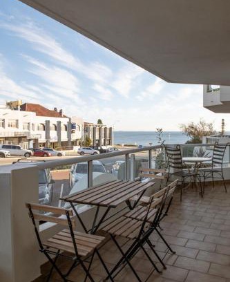 Cottesloe Apartment | Spacious, seaside pied-à-terre with stunning views, opposite Cott beach & cafes