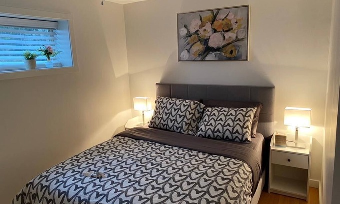 Departure Bay House | Spacious self contained one bedroom suite near departure bay beach