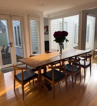 Bendigo House | Spacious self contained house walking distance-CBD