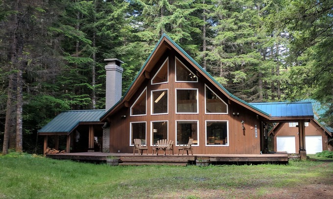 Enumclaw House | Spacious & Serene Chalet Near Mt. Rainer National Park - Hikers Dream