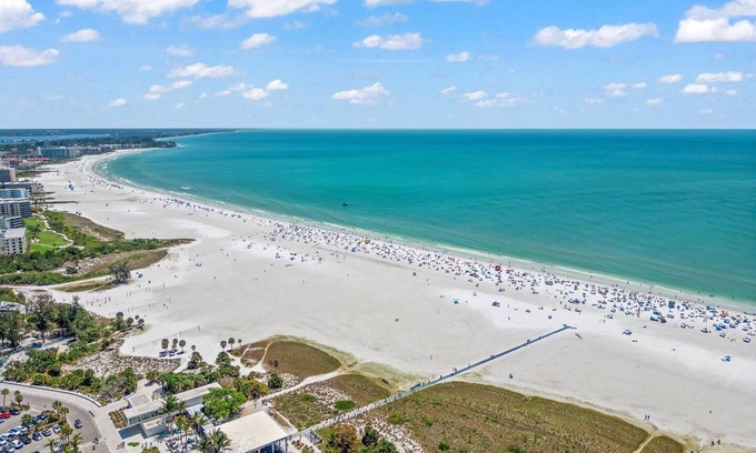 Bay Isle House | Spacious Siesta Key Family Home with Private Pool – Sleeps 10!