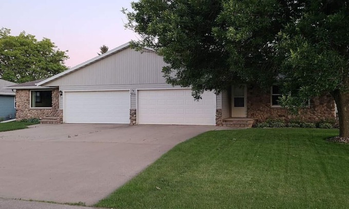 Neenah Apartment | Spacious single story near many hospitals!